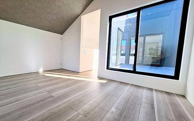 《リビングダイニング》 ■豊かな光が照らすこの場所は、たわいもない会話を楽しみ、ゆったりとした時間を過ごす場所。家族の日常が刻まれる大切な空間です。自然光に溢れるこの空間はリフレッシュにピッタリです。