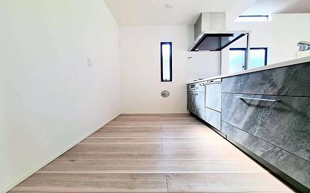 《ダイニングキッチン》 ■会話を楽しみながら食事を味わう。一緒にいる時間が楽しい空間。カフェにいるような気分で毎日を過ごしたい。家族でいる時間を柔らかに包み込むインテリア。