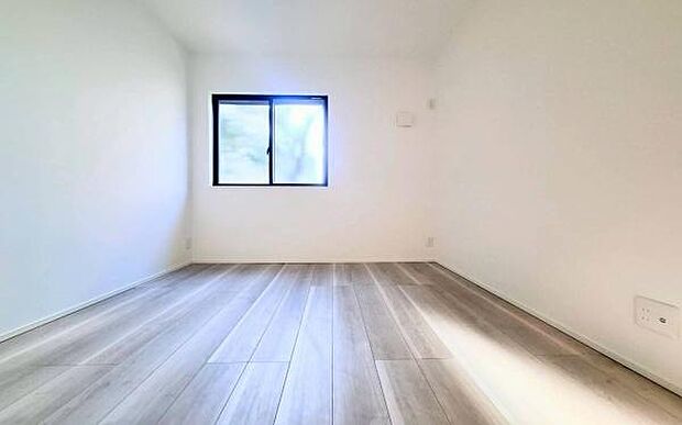 《子供部屋》 ■明るい陽の差す居室。子供部屋にもちょうど良さそうですね。