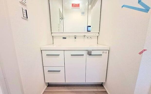 《洗面化粧台》 ■使いやすいシャープなデザインの洗面化粧台。