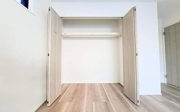 《収納》 ■洋服を機能的に収納できるハンガーパイプのほか、帽子やバッグを置ける枕棚も設置。ゆとりあふれる収納空間です。