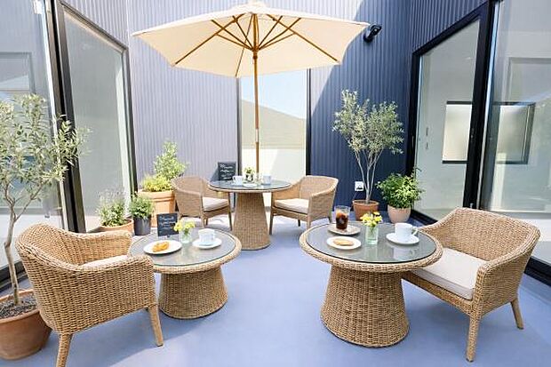 《バルコニー》 ■本画像は家具や小物の配置をCGで作成しており、実際に現地に家具や小物は置かれておりません。また、価格に家具や小物は含まれておりません。