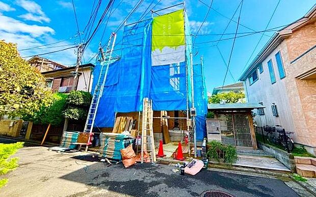 《前面道路》　■道路と敷地はフラットな地形です。