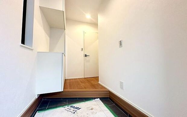 《玄関》　■玄関を開けると、エントランスホールがお出迎え。上がりがまちやシューズボックスがゆったりと構え、心地よさに包まれます。