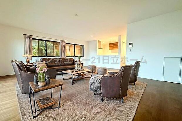 ゆとりを感じさせる上質で明るい空間が、住まう人や訪れる人を心地よく迎え入れてくれます。（本画像家具はCGで作成しており、実際に現地に家具はおかれておりません。また価格に家具は含まれておりません。）