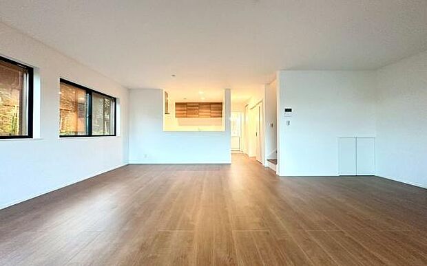 《リビングダイニング》　■上質な時間を育む暮らしのメインステージ。寛ぎとご家族とのコミュニケーションを育む居心地のよい場所。この明るい空間は家族に安らぎを与えて、落ち着いた心地よい空間になるでしょう。