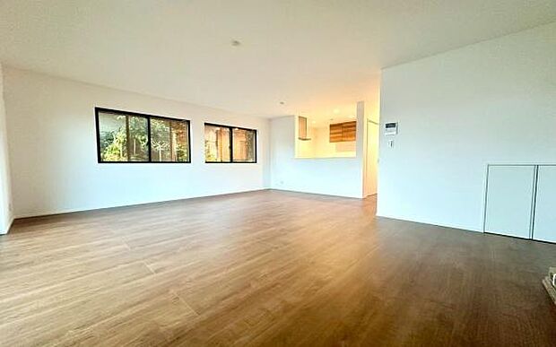 《リビングダイニング》　■家族が自然と集まって、思い思いにくつろぎ、遊び、語らう、やすらぎの空間。隣室との間仕切りを開け放てばより一層開放的な空間に。