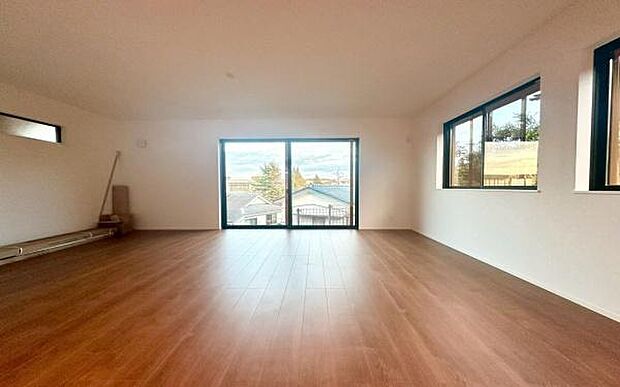 《リビングダイニング》　■豊かな光が照らすこの場所は、たわいもない会話を楽しみ、ゆったりとした時間を過ごす場所。家族の日常が刻まれる大切な空間です。自然光に溢れるこの空間はリフレッシュにピッタリです。