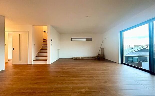 《リビングダイニング》　■開放的で広いリビング。のびのびとくつろげるリビングは、家族のコミュニケーションの場としてみんなが集まる場所に。