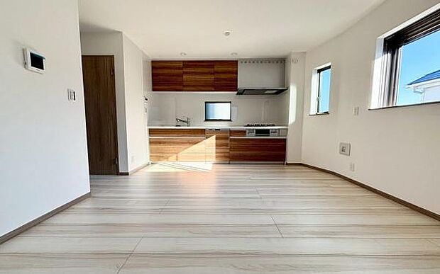 《リビングダイニング》 ■豊かな光が照らすこの場所は、たわいもない会話を楽しみ、ゆったりとした時間を過ごす場所。家族の日常が刻まれる大切な空間です。自然光に溢れるこの空間はリフレッシュにピッタリです。