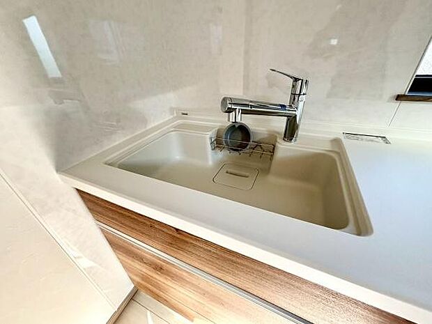 《キッチン》 ■ステンレス製シンク。幅と奥行きがありますので、食器洗時のストレスも減りそうです。