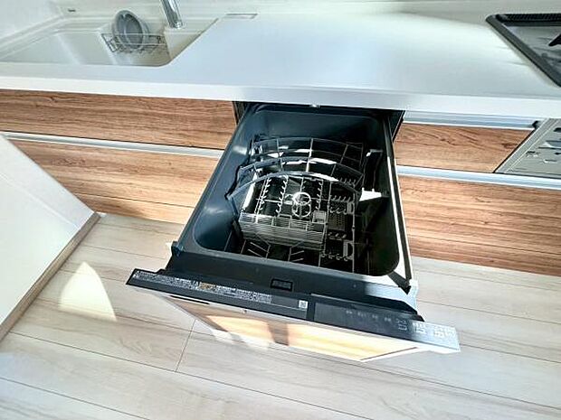 《食器洗い乾燥機》 ■食事後もゆっくり過ごせる食器洗い乾燥機を設置。手洗いよりもキレイに洗え、節水にもなります。