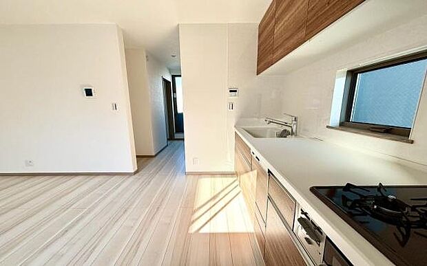 《システムキッチン》 ■お手入れしやすくきれいなキッチン。お料理の始めから後片付けまで楽しい時間になりそうです。