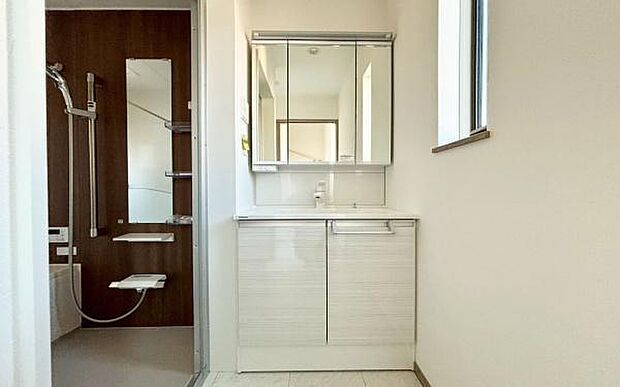 《洗面化粧台》 ■使いやすいシャープなデザインの洗面化粧台。