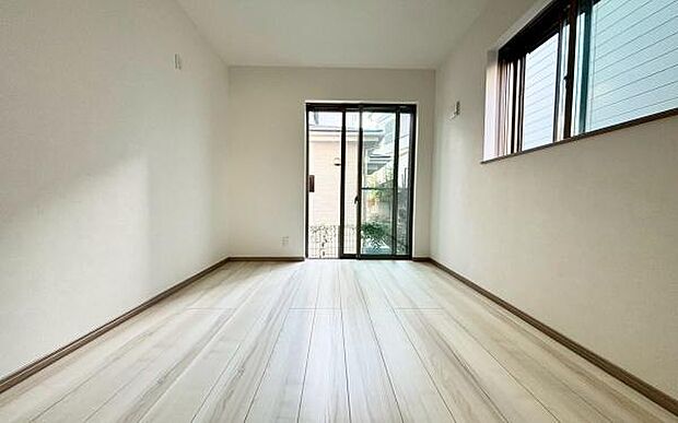 《洋室》 ■収納もしっかりとれていて、陽当たりも良く明るい居室。