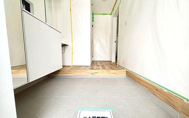 《玄関》　■シューズボックス付きで玄関もスッキリ。