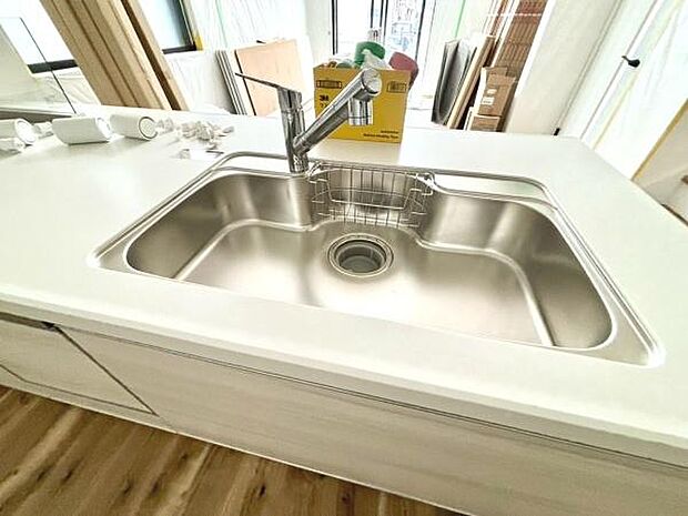 《キッチン》　■ステンレス製シンク。幅と奥行きがありますので、食器洗時のストレスも減りそうです。