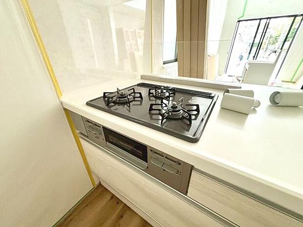 《三口ガスコンロ》 ■毎日料理をする方、家族の分まで作られる方には必須の三口ガスコンロ。同時進行が可能で効率よく、楽しく料理ができます。