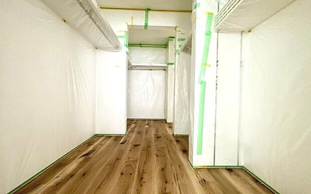 《洋室》　■机とべットを入れても十分な広さ。。お子様の勉強部屋に。