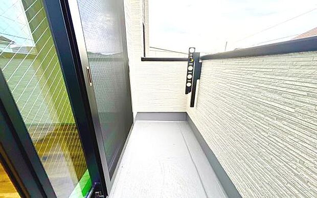 《バルコニー》　■さわやかな風が通り暖かい光がふりそそぐバルコニー