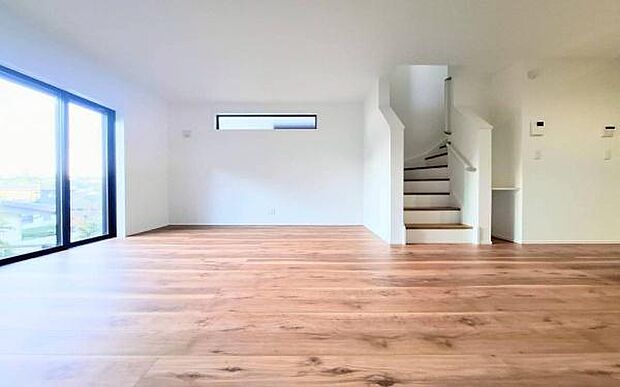 《リビングダイニング》　■上質な時間を育む暮らしのメインステージ。寛ぎとご家族とのコミュニケーションを育む居心地のよい場所。この明るい空間は家族に安らぎを与えて、落ち着いた心地よい空間になるでしょう。