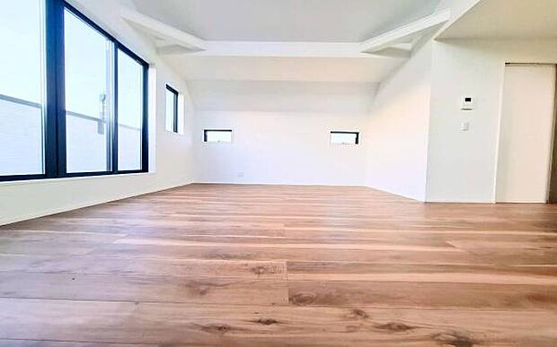 《リビングダイニング》　■豊かな光が照らすこの場所は、たわいもない会話を楽しみ、ゆったりとした時間を過ごす場所。家族の日常が刻まれる大切な空間です。自然光に溢れるこの空間はリフレッシュにピッタリです。