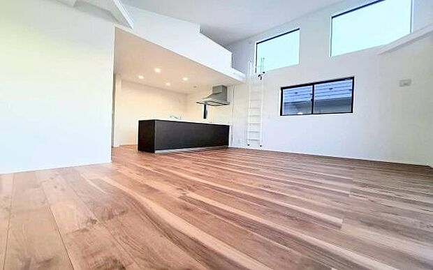 《リビングダイニング》　■開放的で広いリビング。のびのびとくつろげるリビングは、家族のコミュニケーションの場としてみんなが集まる場所に。