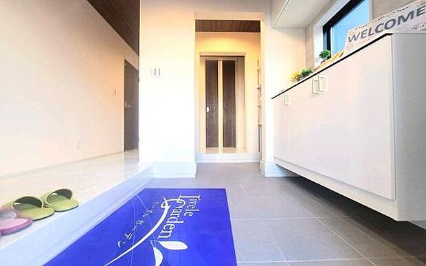 《玄関》 ■玄関を開けると、エントランスホールがお出迎え。上がりがまちやシューズボックスがゆったりと構え、心地よさに包まれます。