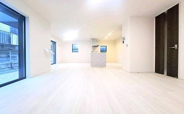 《リビングダイニング》 ■豊かな光が照らすこの場所は、たわいもない会話を楽しみ、ゆったりとした時間を過ごす場所。家族の日常が刻まれる大切な空間です。自然光に溢れるこの空間はリフレッシュにピッタリです。