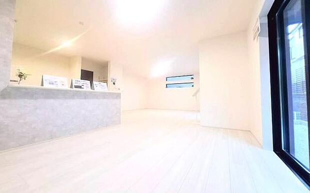 《リビングダイニング》 ■開放的で広いリビング。のびのびとくつろげるリビングは、家族のコミュニケーションの場としてみんなが集まる場所に。