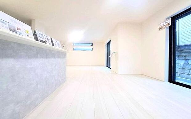 《リビングダイニング》 ■上質な時間を育む暮らしのメインステージ。寛ぎとご家族とのコミュニケーションを育む居心地のよい場所。この明るい空間は家族に安らぎを与えて、落ち着いた心地よい空間になるでしょう。