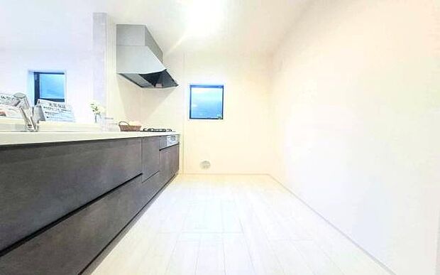 《システムキッチン》 ■会話を楽しみながら食事を味わう。一緒にいる時間が楽しい空間。カフェにいるような気分で毎日を過ごしたい。家族でいる時間を柔らかに包み込むインテリア。