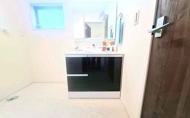 《洗面化粧台》 ■使いやすいシャープなデザインの洗面化粧台。