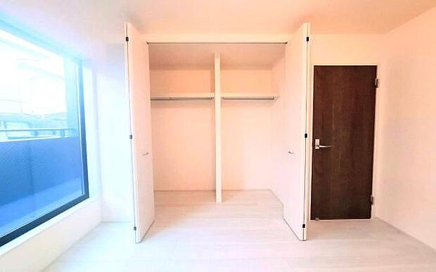 《収納》 ■洋服を機能的に収納できるハンガーパイプのほか、帽子やバッグを置ける枕棚も設置。ゆとりあふれる収納空間です。