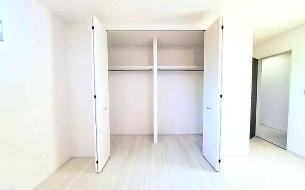 《収納》 ■洋服を機能的に収納できるハンガーパイプのほか、帽子やバッグを置ける枕棚も設置。ゆとりあふれる収納空間です。