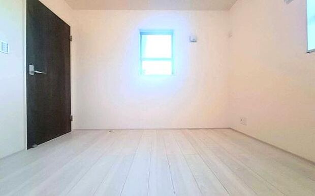 《洋室》 ■型にはまらない多才なプライベートルーム。くつろぎの場としてだけでなく、趣味や仕事のパーソナルスペースとしても活躍する、ゆったりした寝室。個の時間をたっぷり楽しめる快適空間です。