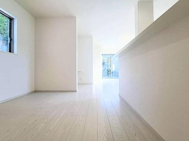 《リビングダイニング》 ■上質な時間を育む暮らしのメインステージ。寛ぎとご家族とのコミュニケーションを育む居心地のよい場所。この明るい空間は家族に安らぎを与えて、落ち着いた心地よい空間になるでしょう。