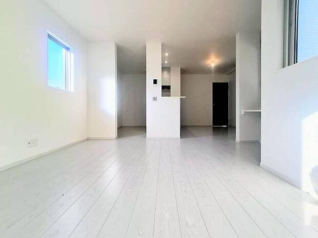 《リビングダイニング》 ■開放的で広いリビング。のびのびとくつろげるリビングは、家族のコミュニケーションの場としてみんなが集まる場所に。