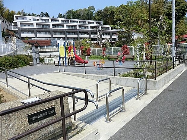 小菅ケ谷渡戸第三公園まで433m、複合滑り台と砂場、ベンチもあります。