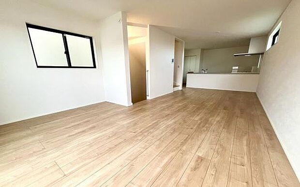 《リビングダイニング》 ■上質な時間を育む暮らしのメインステージ。寛ぎとご家族とのコミュニケーションを育む居心地のよい場所。この明るい空間は家族に安らぎを与えて、落ち着いた心地よい空間になるでしょう。