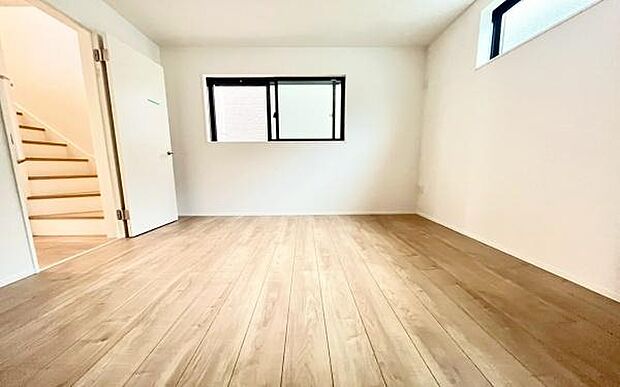 《寝室》 ■朝から日差しいっぱい、早起きしたくなる洋室。ベッドを置いてもゆとりを感じられる。窓からの朝日が心地よい目覚めへと誘います。ゆとりある広さを確保し、心地よいプライベートタイムを演出します。