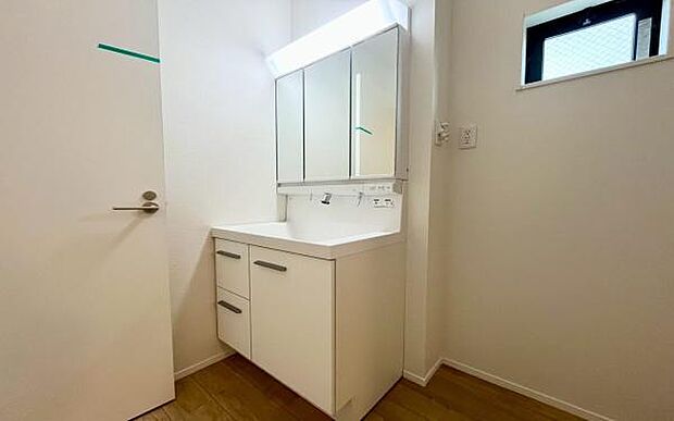 《洗面化粧台》 ■使いやすいシャープなデザインの洗面化粧台。