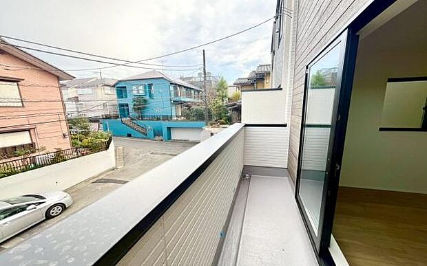 《ワイドバルコニー》 ■陽当りも良く、洗濯物も良く乾きそうです。目の前には気持ちの良い青空が広がります。前面に高い建物がないので開放的で開けた眺望が望めます。