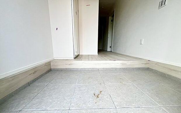 《玄関》 ■玄関を開けると、エントランスホールがお出迎え。上がりがまちやシューズボックスがゆったりと構え、心地よさに包まれます。