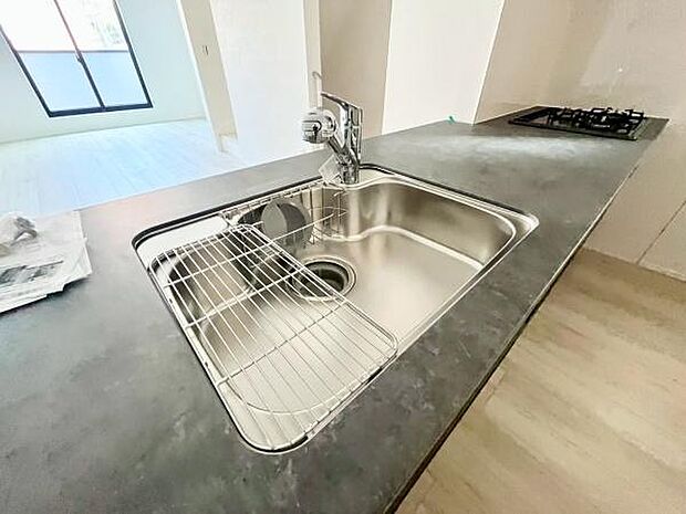 《キッチン》 ■ステンレス製シンク。幅と奥行きがありますので、食器洗時のストレスも減りそうです。