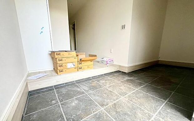 《玄関》 ■玄関を開けると、エントランスホールがお出迎え。上がりがまちやシューズボックスがゆったりと構え、心地よさに包まれます。