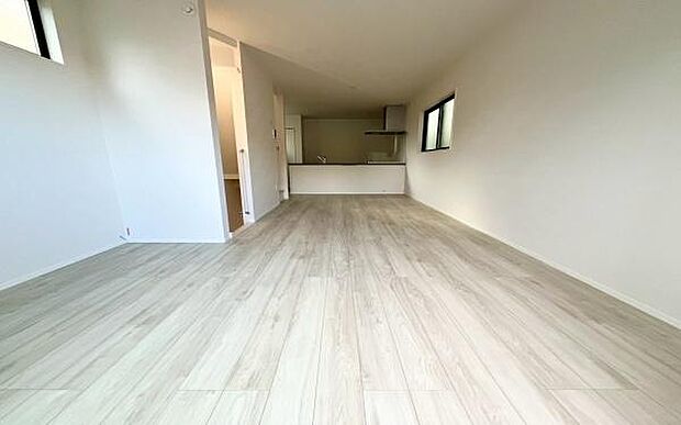 《リビングダイニング》 ■大画面TVも余裕、インテリアプランが考えやすいワイドなリビング。