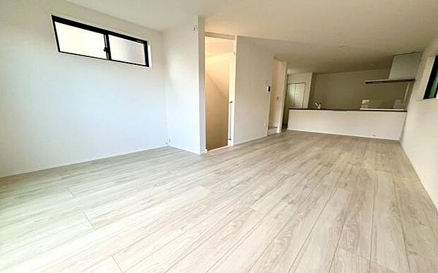 《リビングダイニング》 ■豊かな光が照らすこの場所は、たわいもない会話を楽しみ、ゆったりとした時間を過ごす場所。家族の日常が刻まれる大切な空間です。自然光に溢れるこの空間はリフレッシュにピッタリです。