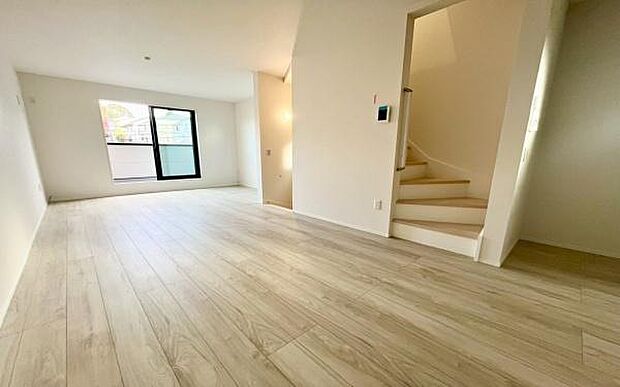 《リビングダイニング》 ■家族が自然と集まって、思い思いにくつろぎ、遊び、語らう、やすらぎの空間。