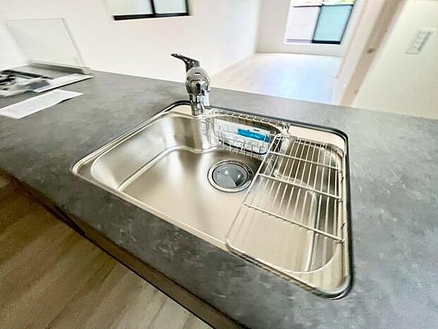 《キッチン》 ■ステンレス製シンク。幅と奥行きがありますので、食器洗時のストレスも減りそうです。